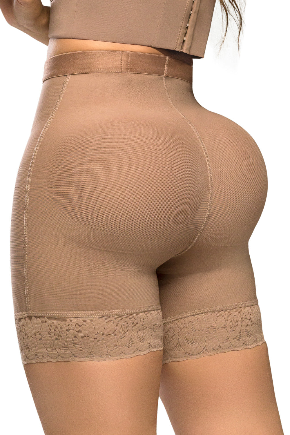 - Panty SMI04024 Ultrainvisible con triple realce y talle medio
- Vista posterior del panty moldeador media pierna SMI04024
- Detalle de encaje en piernas y compresiĂłn abdominal del SMI04024
