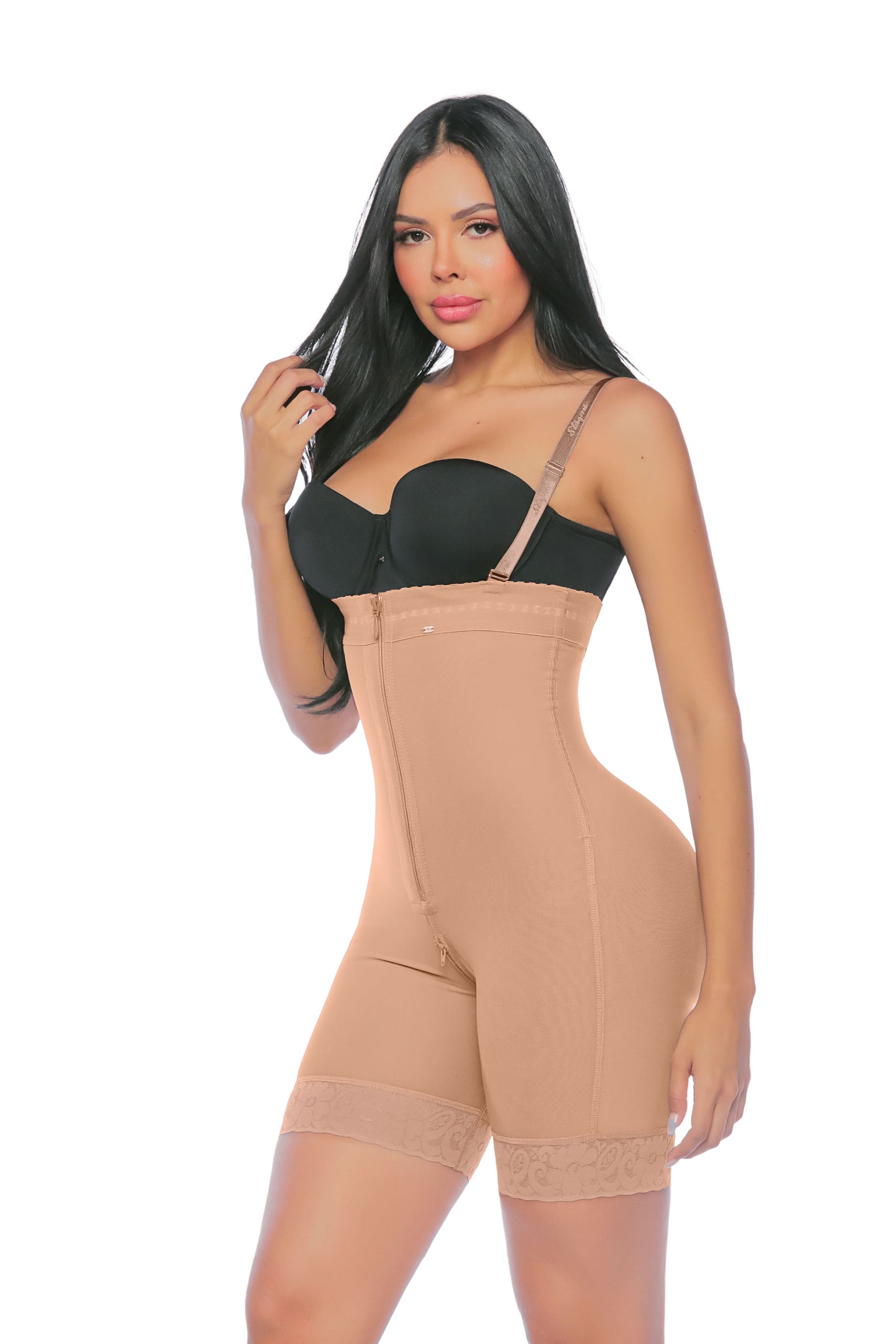 - Faja strapless media pierna SMI7097 con efecto lifting natural
- Vista posterior de faja Ultrainvisible SMI7097 con cierre frontal
- Detalle de tirantes removibles y panty de regalo en SMI7097