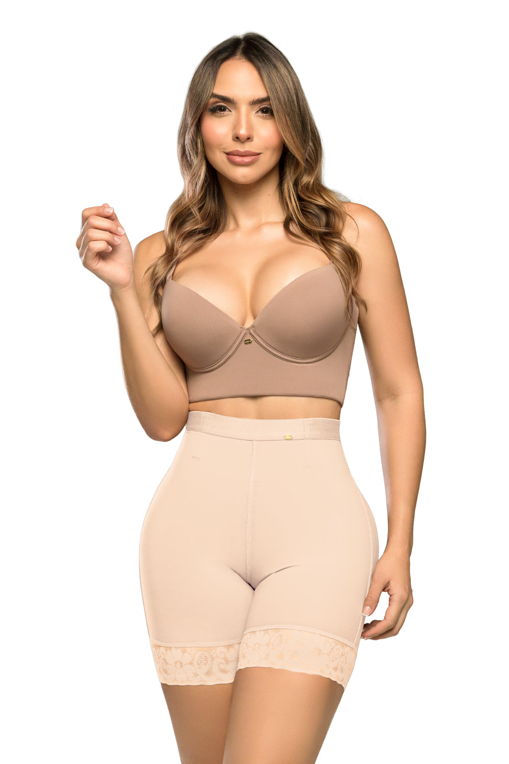 - Panty Ultrainvisible SMI4000 ATRACTIVA con encaje y control abdominal
- Vista posterior de panty moldeador con realce natural y efecto redondeado
- Detalle de encaje funcional y ajuste invisible del SMI4000