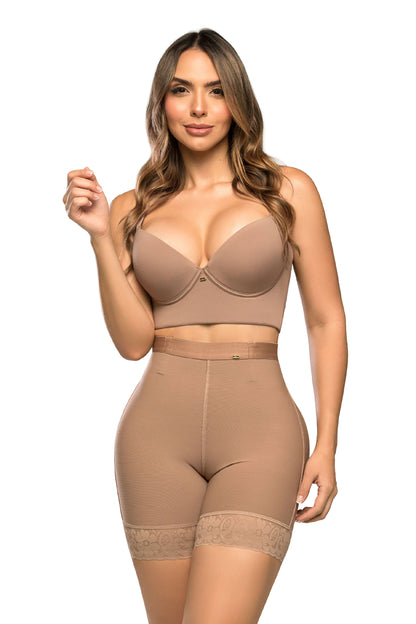 - Panty Ultrainvisible SMI4000 ATRACTIVA con encaje y control abdominal
- Vista posterior de panty moldeador con realce natural y efecto redondeado
- Detalle de encaje funcional y ajuste invisible del SMI4000