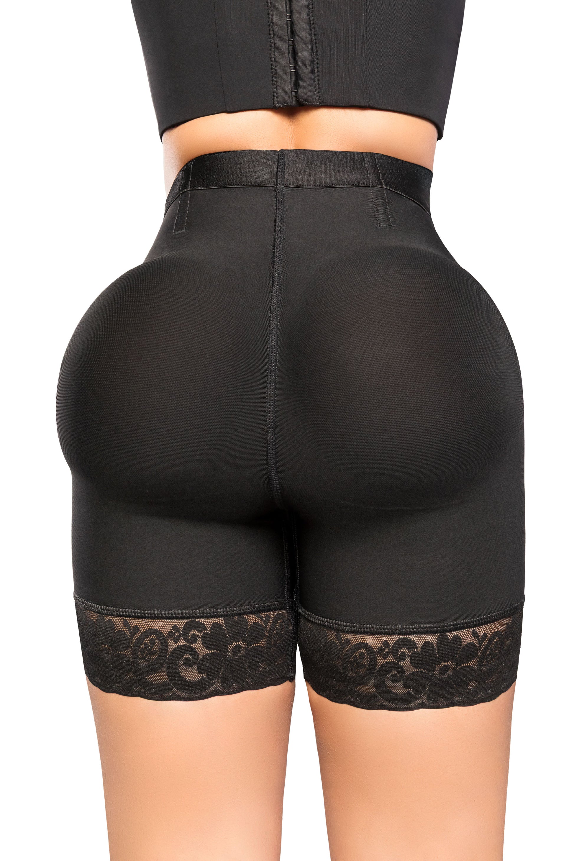 - Panty Ultrainvisible SMI4000 ATRACTIVA con encaje y control abdominal
- Vista posterior de panty moldeador con realce natural y efecto redondeado
- Detalle de encaje funcional y ajuste invisible del SMI4000