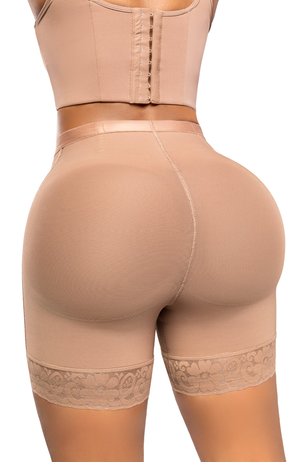 - Panty Ultrainvisible SMI4000 ATRACTIVA con encaje y control abdominal
- Vista posterior de panty moldeador con realce natural y efecto redondeado
- Detalle de encaje funcional y ajuste invisible del SMI4000