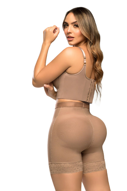 - Panty Ultrainvisible SMI4000 ATRACTIVA con encaje y control abdominal
- Vista posterior de panty moldeador con realce natural y efecto redondeado
- Detalle de encaje funcional y ajuste invisible del SMI4000